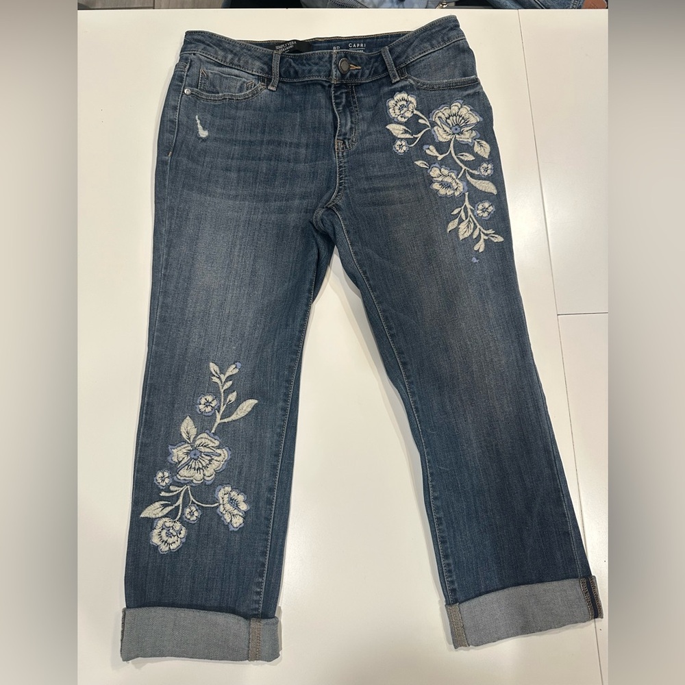 Simply‎ Vera Vera Wang Blue Floral Embroidered Cropped Jeans